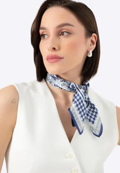 Damska apaszka jedwabna ze wzorem w kwiaty niebiesko - biała>WITTCHEN Discount