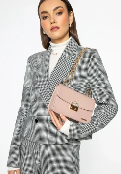 Damska crossbody z biżuteryjnym zapięciem różowa><noscript><img width=
