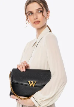 Damska crossbody ze skóry z dekoracyjnym zapięciem czarna>WITTCHEN Hot