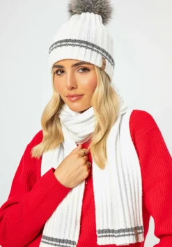 Damska czapka ze wzorem w paski i pomponem biała>WITTCHEN Fashion