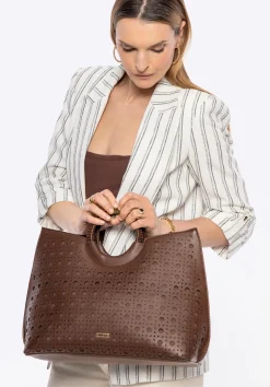 Damska shopperka z ekoskóry w geometryczne wycięcia brązowa><noscript><img width=