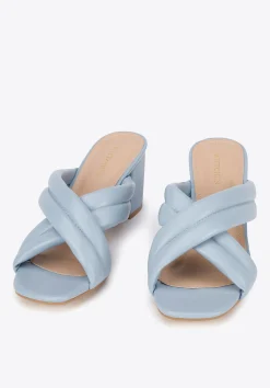 Damskie klapki pikowane z paskami na krzyż jasny niebieske>WITTCHEN Fashion