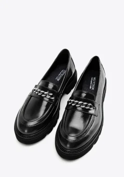 Damskie mokasyny skórzane z błyszczącym łańcuszkiem czarne>WITTCHEN Fashion