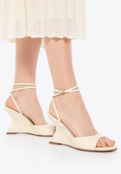 Damskie sandały na koturnie z ekoskóry kremowe>WITTCHEN Fashion