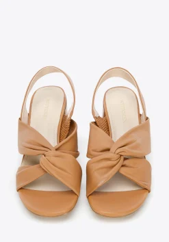 Damskie sandały z miękkiej skóry na słupku brązowe>WITTCHEN Fashion
