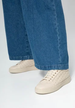 Damskie sneakersy skórzane z pikowaną cholewką kremowe><noscript><img data-lazyloaded=