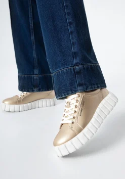 Damskie sneakersy skórzane na grubej platformie złote><noscript><img data-lazyloaded=