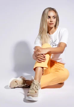 Damskie sneakersy z elastycznej tkaniny na koturnie beżowo-białe><noscript><img data-lazyloaded=