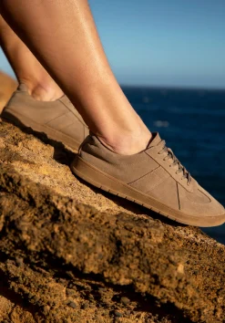 Sneakersy męskie ze skóry zamszowej ciemny beż>WITTCHEN New