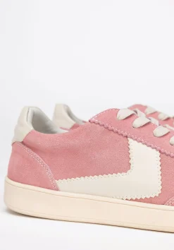 Zamszowe sneakersy z kontrastowymi wstawkami z ekoskóry różowo - białe><noscript><img width=